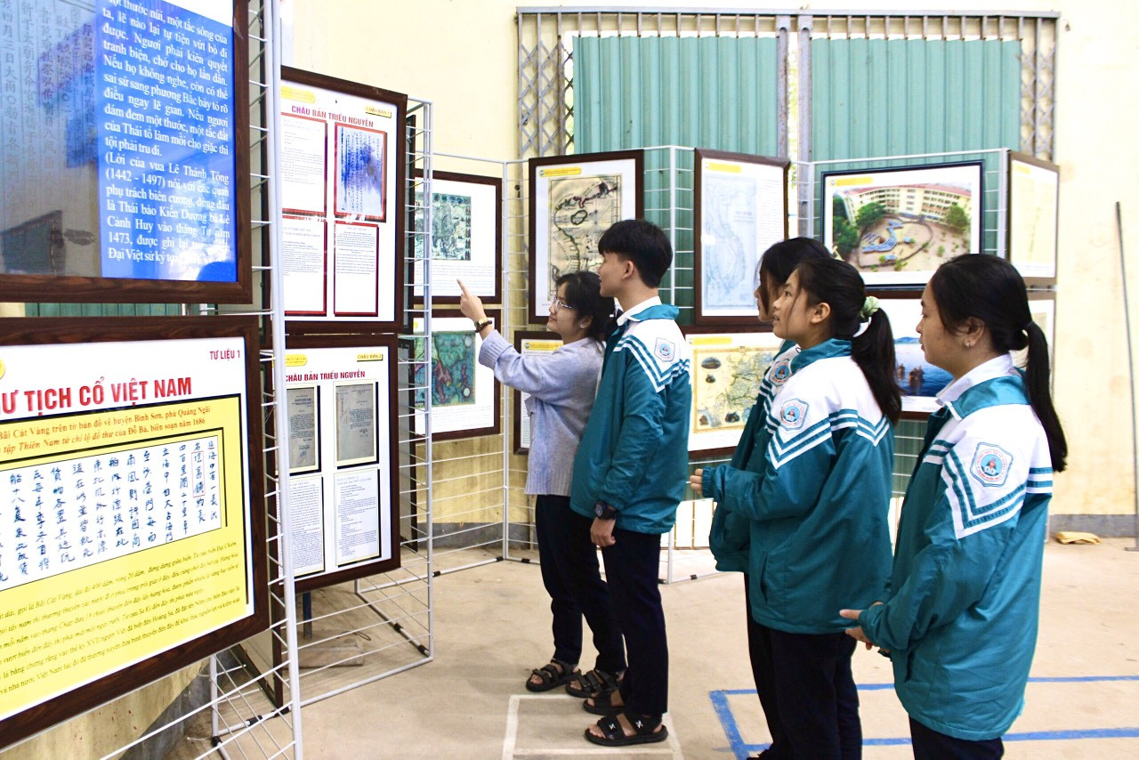 Học sinh tham quan tư liệu h&igrave;nh ảnh về Ho&agrave;ng Sa, Trường Sa